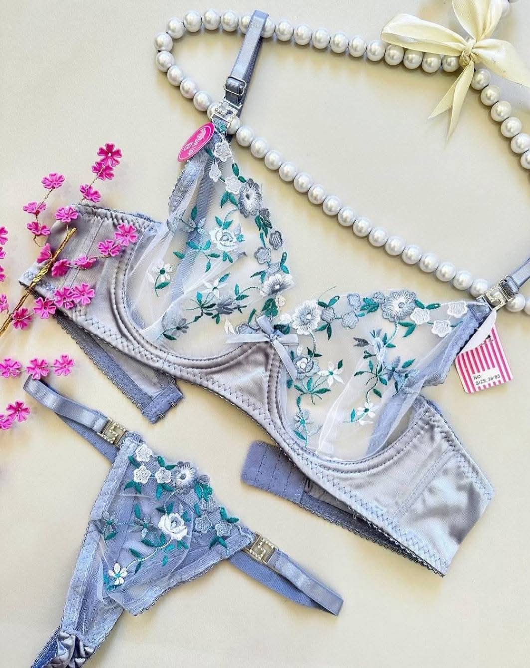 Ensemble soutien-gorge et string en tulle brodé